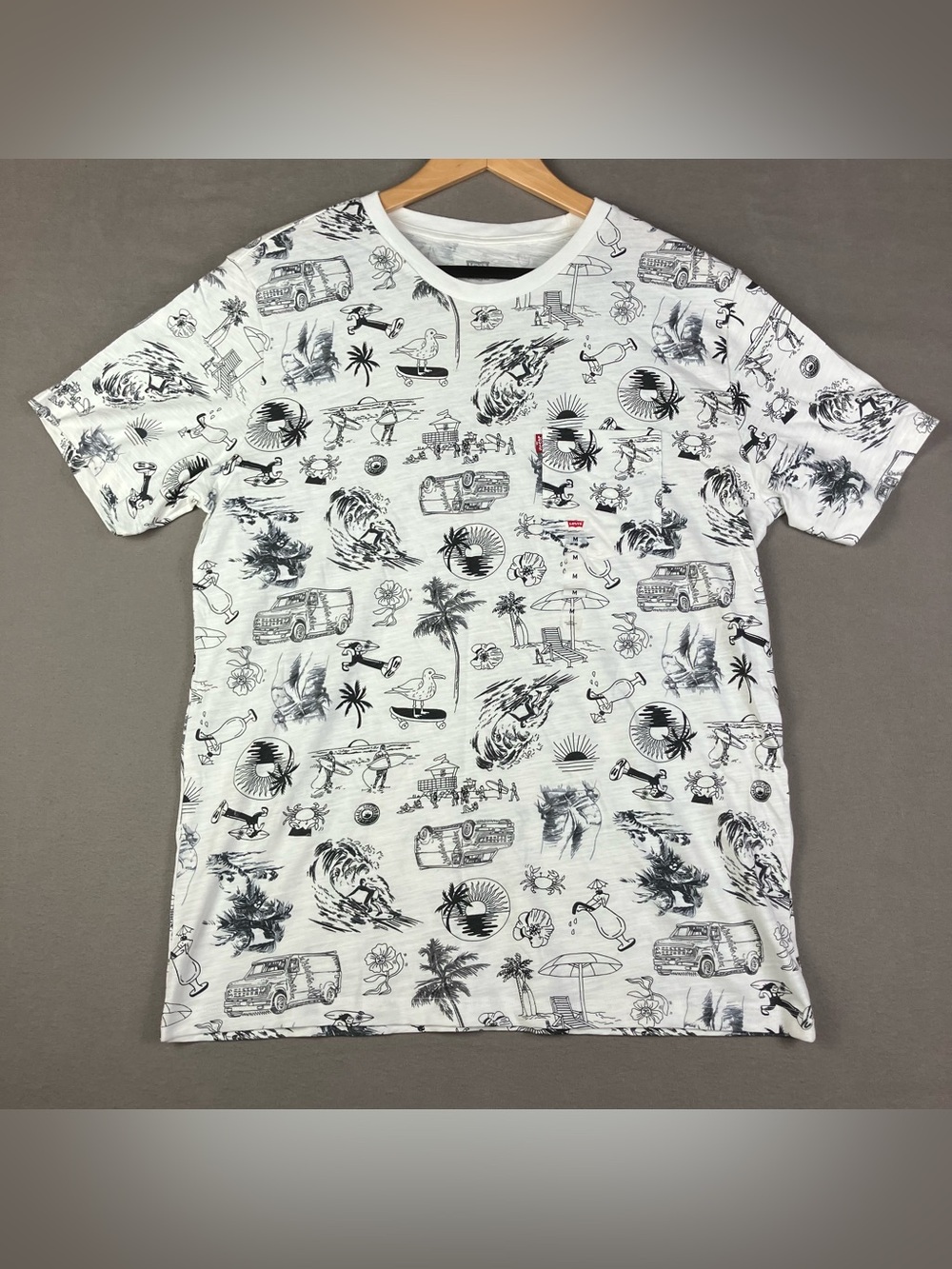 Levi's Men's Size M White Beach Surf Pocket Graphic All Over Print T-Shirt NWOT.